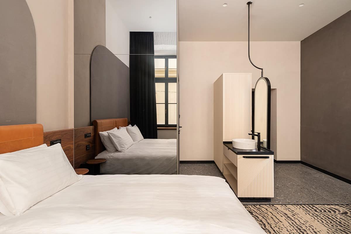 Hotel Gin — Műemléki felújítás és kétszintes ráépítés